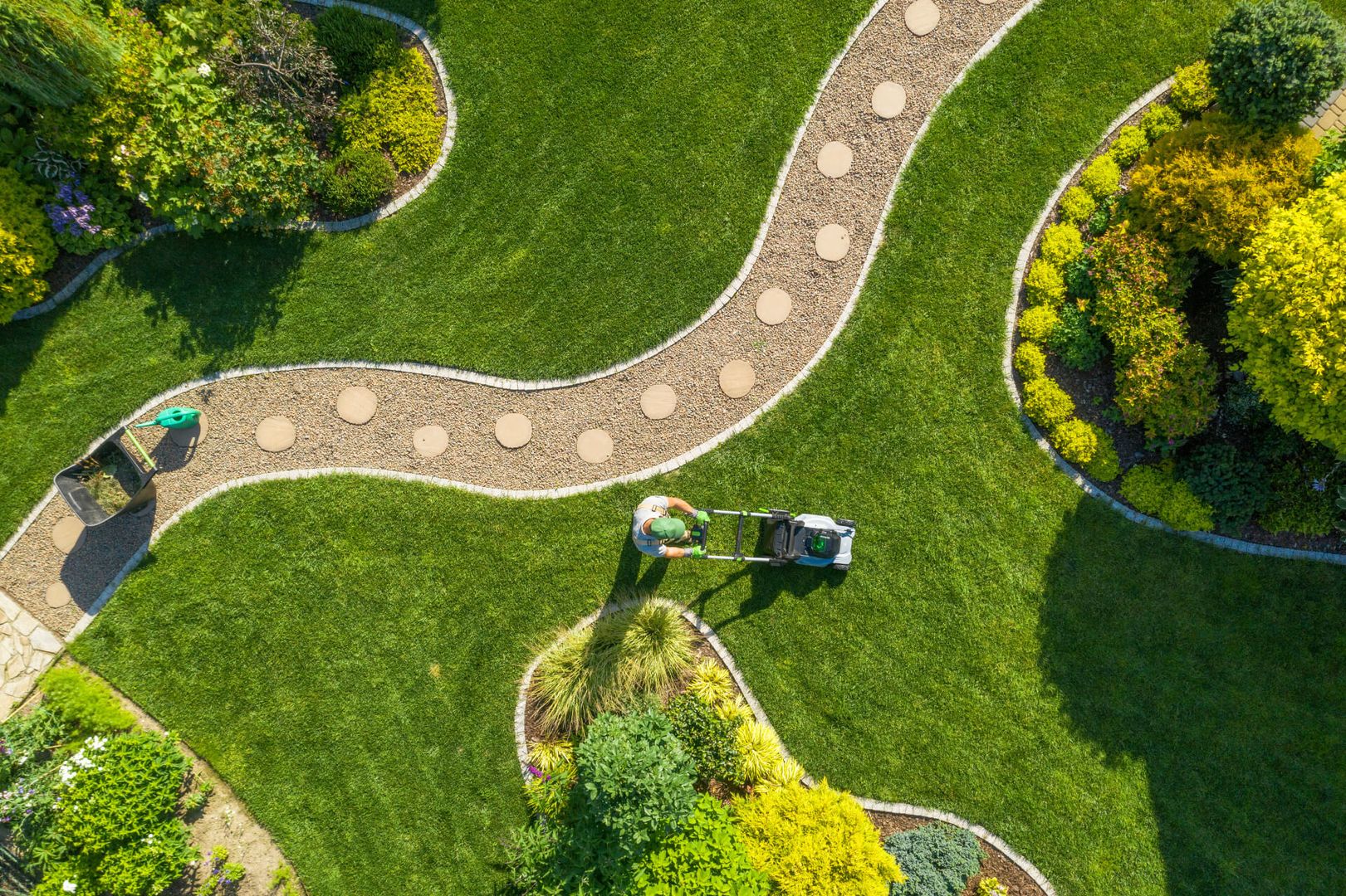 Garten wird von einem Mitarbeiter gepflegt