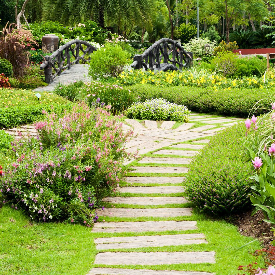 Ein Weg aus Natursteinen in einem Garten